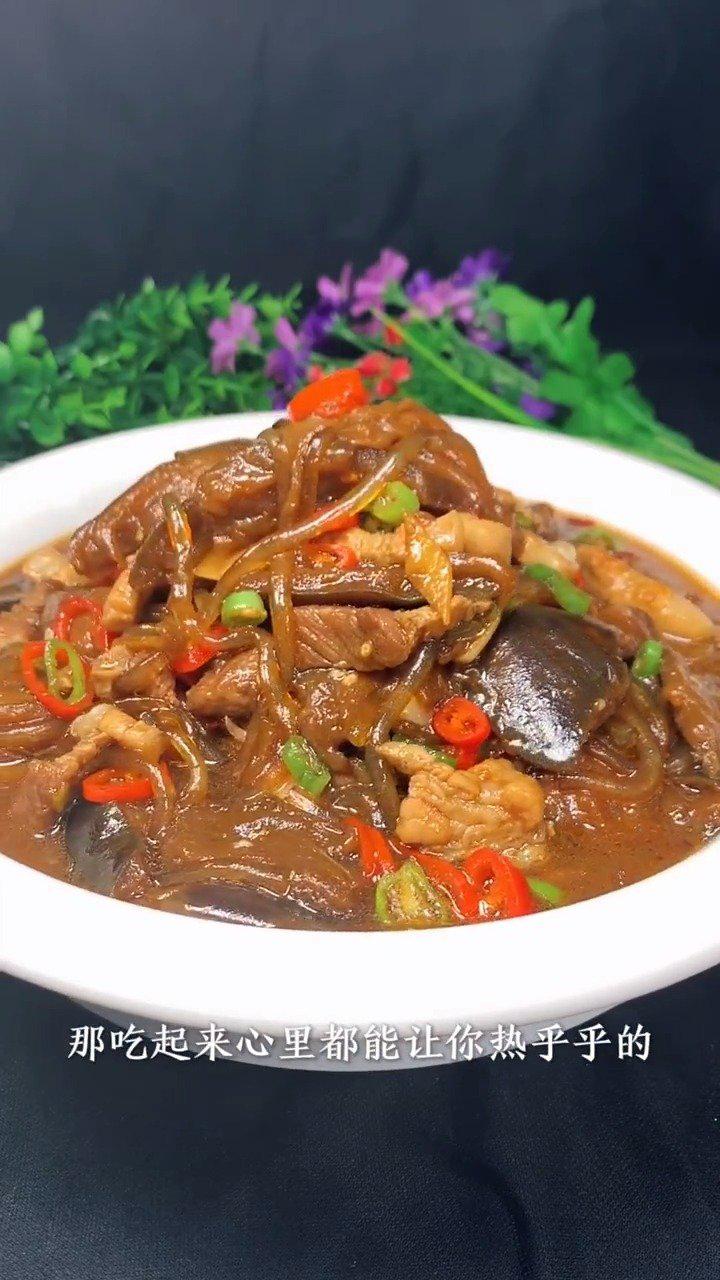这个冬天茄子炖粉条是一道美味下饭菜