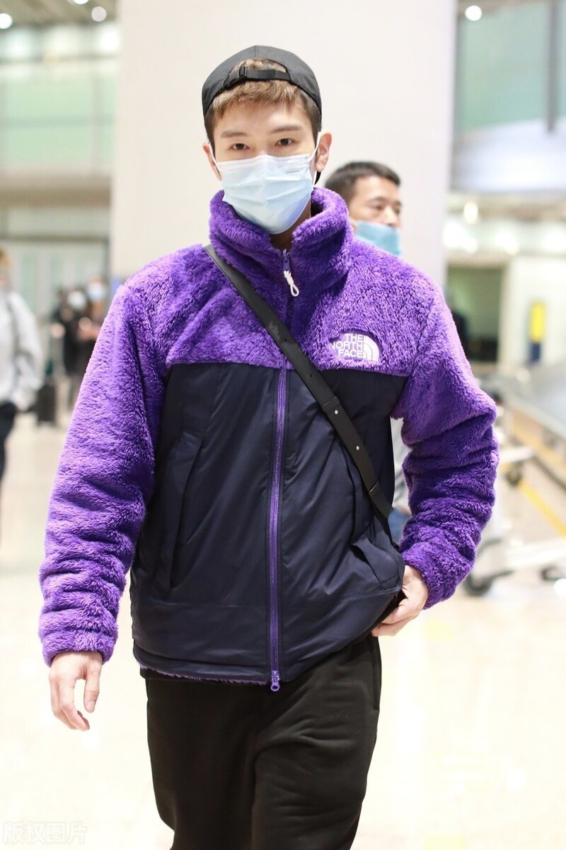 盛一伦现身机场,穿拼接摇粒绒搭配休闲裤,反戴棒球帽张扬个性