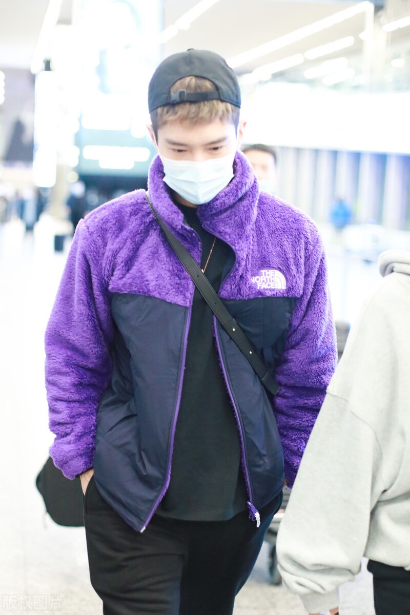 盛一伦现身机场,穿拼接摇粒绒搭配休闲裤,反戴棒球帽张扬个性