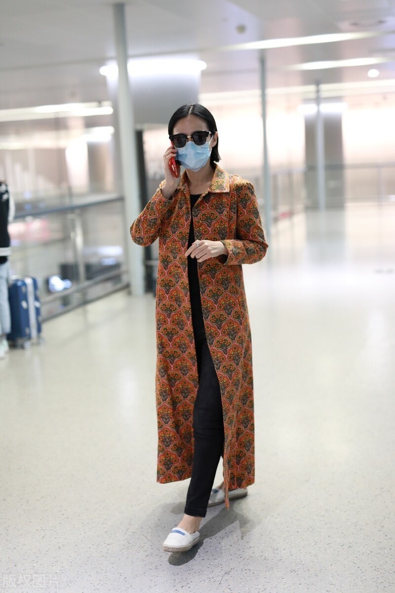 感觉它整体的造型回头率还是比较高的,戴着口罩而且有黑色的墨镜加以