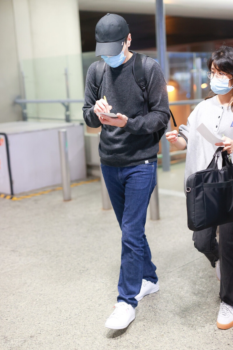 赵又廷休闲装扮现身机场,头戴鸭舌帽超低调,长腿更是无处安放