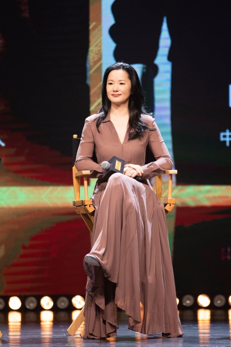 咏梅发福了也不藏着掖着,穿长裙现身红毯,这样反而真实漂亮!