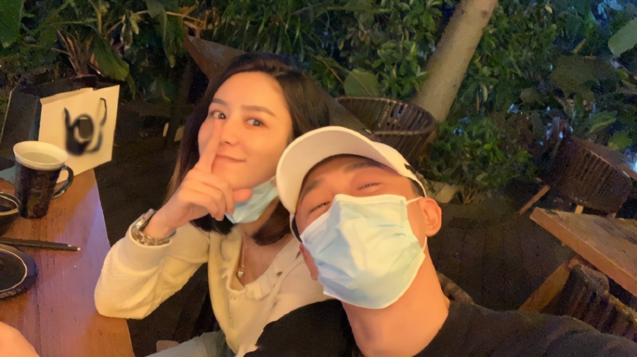 林峯老婆张馨月晒时尚穿搭被槽有点土,回怼网友后现超强求生欲