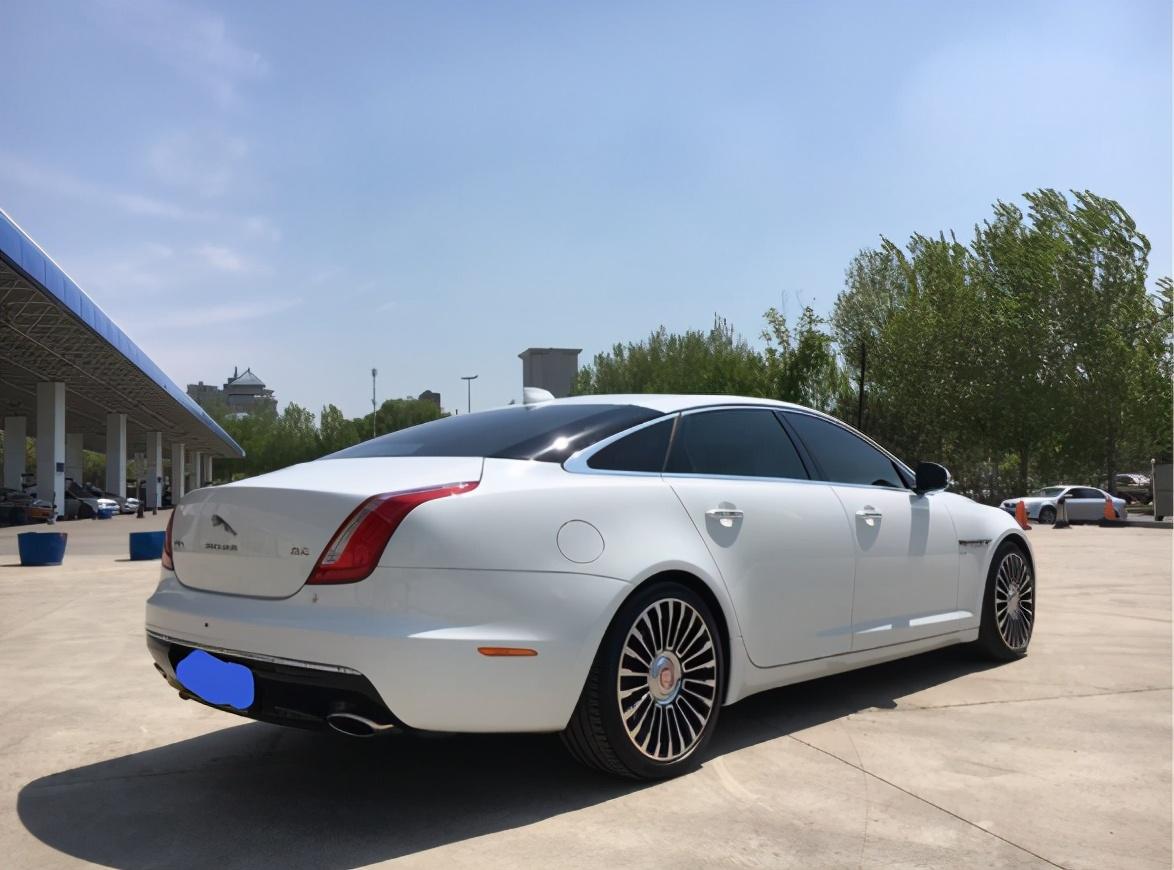 捷豹xj大清仓,当年对标奔驰s级的大型车,如今50万就能落地