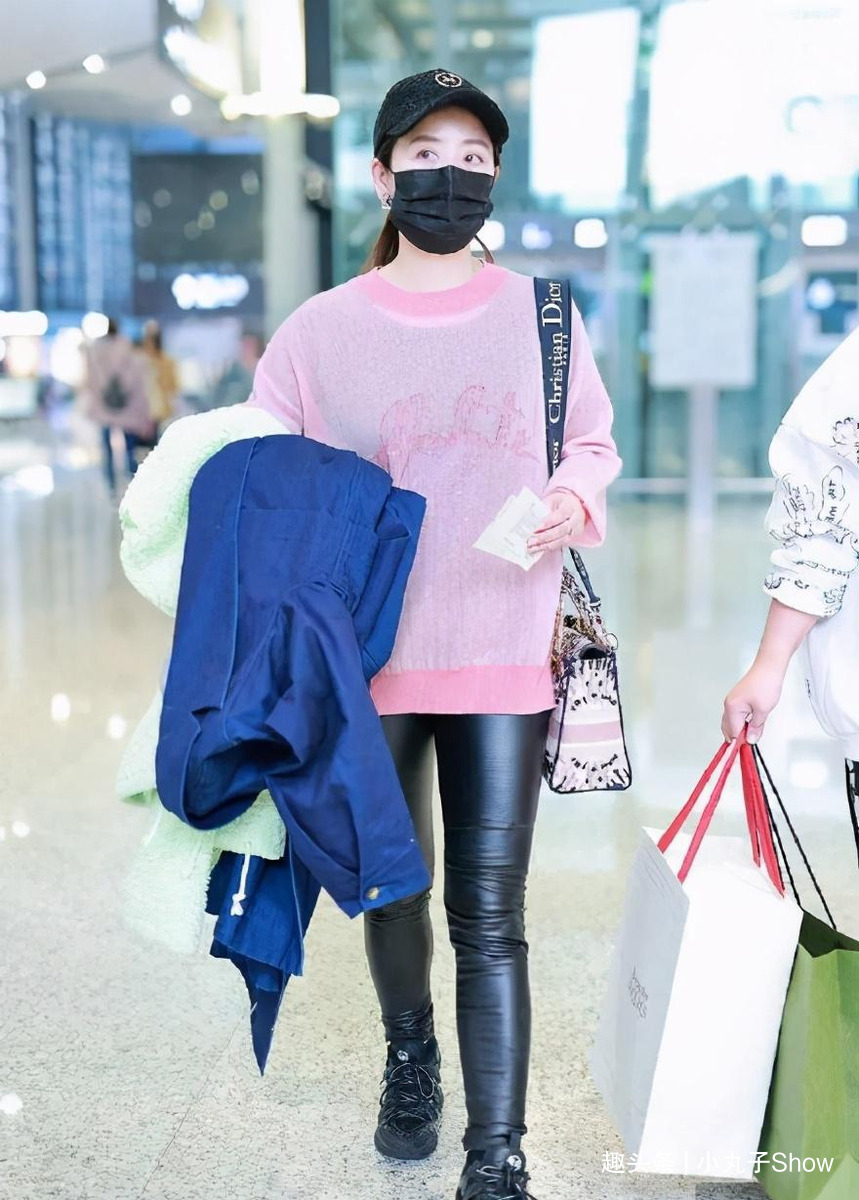 经超和大6岁老婆小李琳秀恩爱室内共舞节奏合拍经超有点驼背