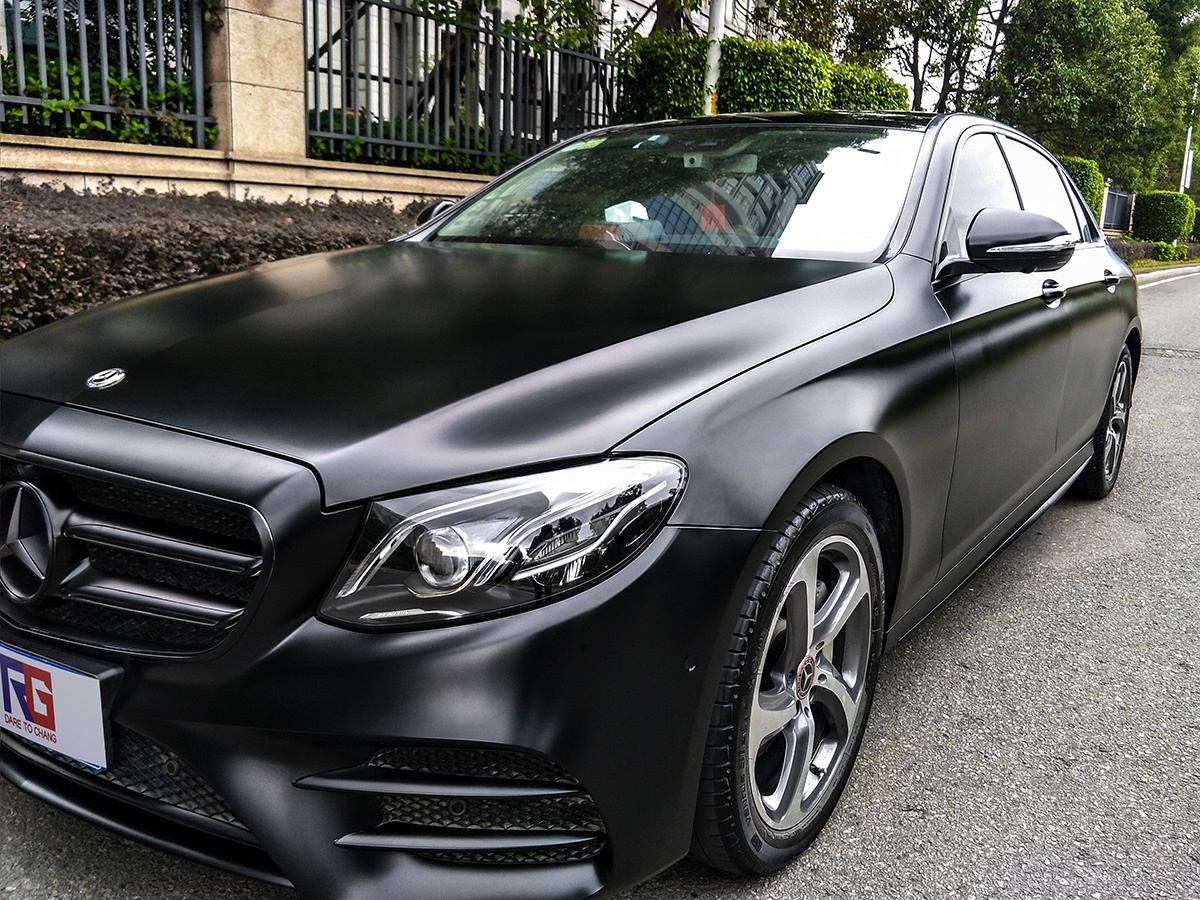 奔驰e300车身改色膜陶瓷黑,给自己得爱车换个颜色就像自己换个发型和