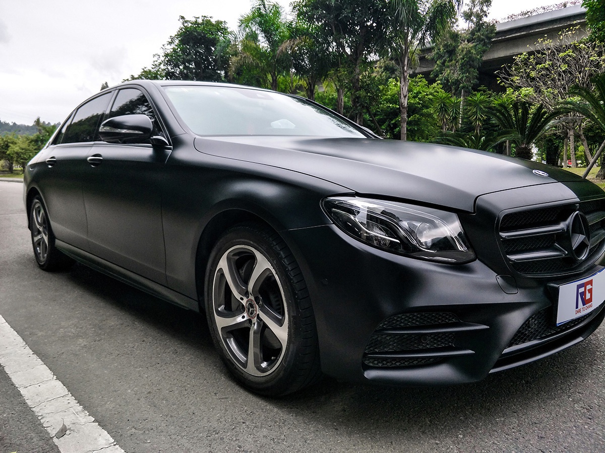 奔驰e300车身改色膜陶瓷黑,给自己得爱车换个颜色就像自己换个发型和