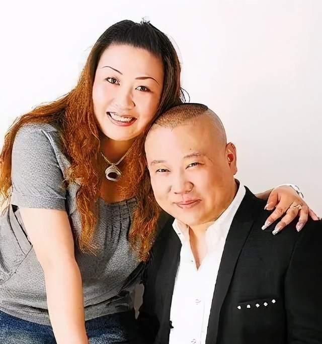 郭德纲的二婚妻子虽然长相不惊艳但是气质却很好还带着柔情感