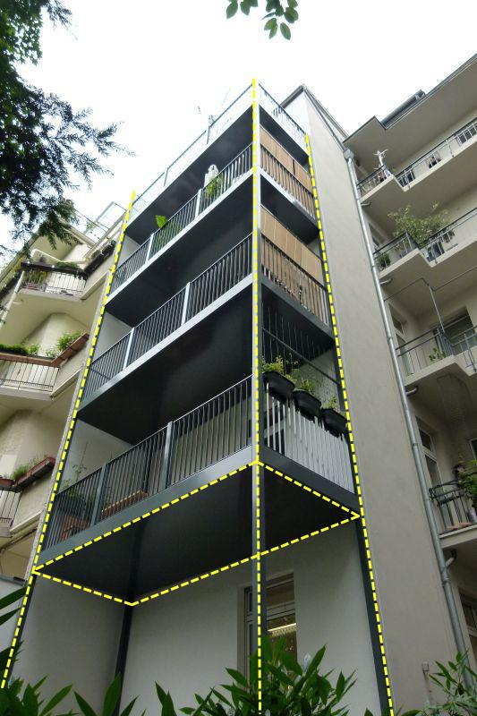没阳台外墙直接用钢架搭建,几层楼就搭几层阳台,在国内这是违建