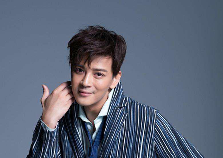 44岁陈晓东参加新综艺,花费一百万买衣服,脸部奇怪僵硬疑整容