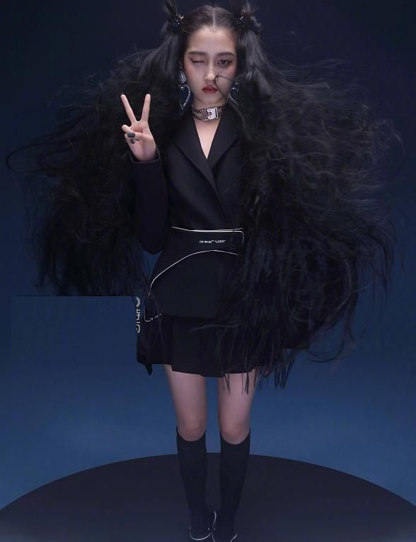 关晓彤穿男装拍杂志封面,被嘲时尚感不如蔡明,网友:太man!