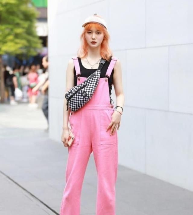 粉色背带裤搭配黑色打底衫,青春靓丽,俏皮可爱