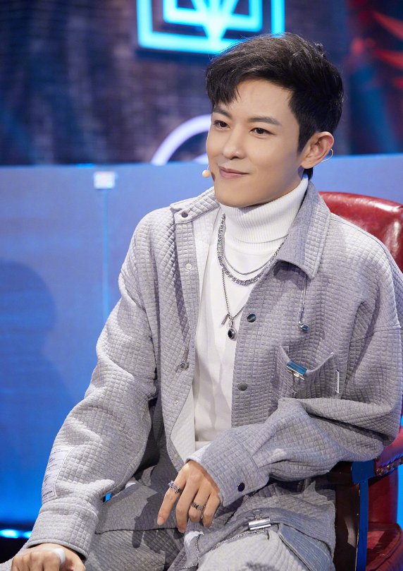 敖犬为赚通告费卖力表演不慎受伤下意识的反应太辛酸