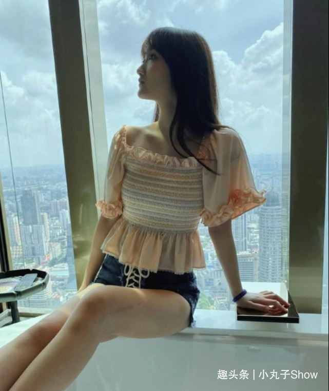 经超和大6岁老婆小李琳秀恩爱室内共舞节奏合拍经超有点驼背