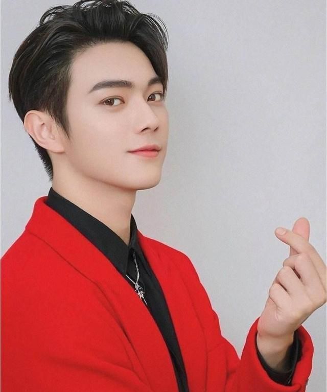 司机搀扶尽职尽责,生活太糜烂|许凯|小鲜肉|大金_新浪新闻