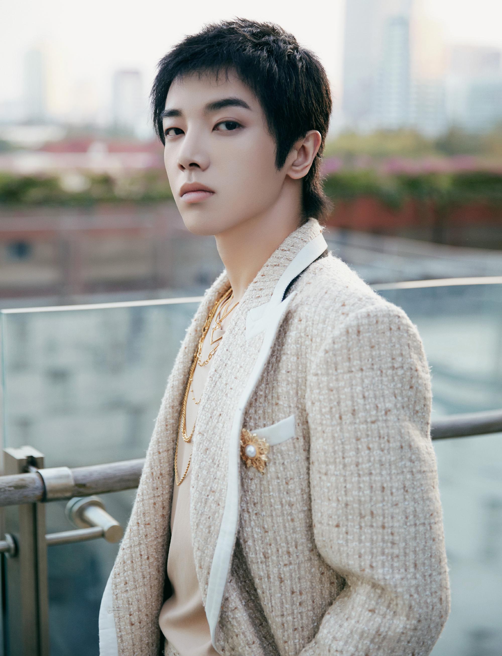 音乐才子华晨宇上演眼神杀,白色西装秀北欧男友风,有颜又有才