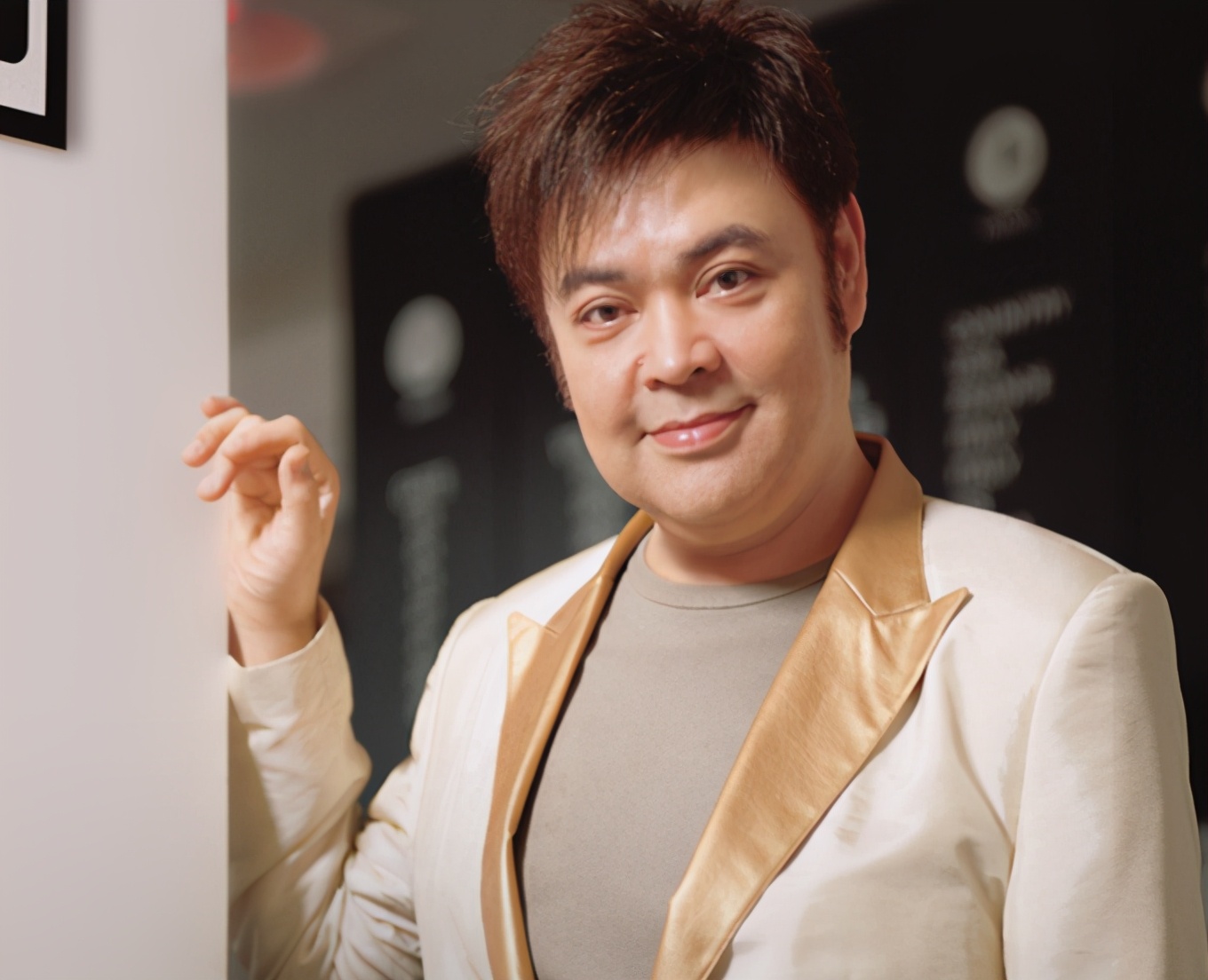 63岁知名歌手张伟文暴瘦90斤坐轮椅现身街头为生计不退休