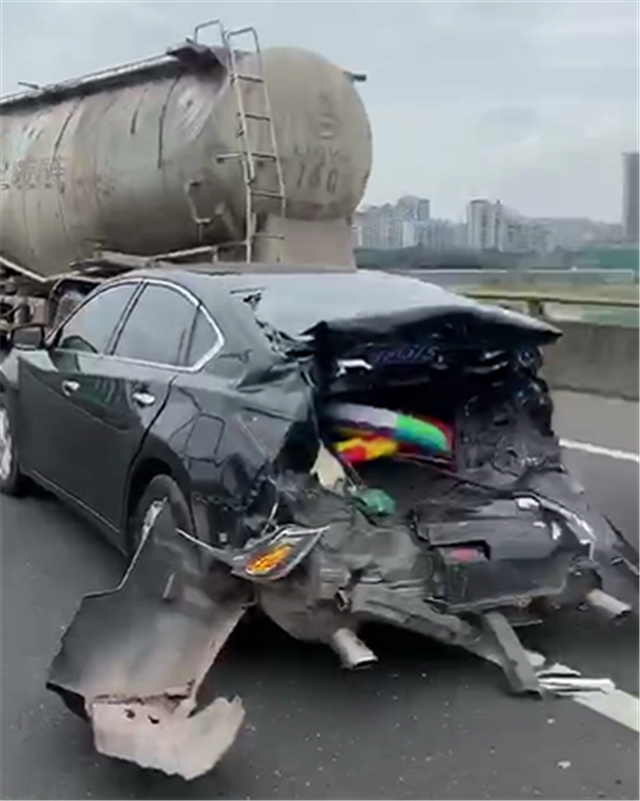 丰田普拉多再次显威!车头追尾轿车,对方尾部撞毁,自己却没事