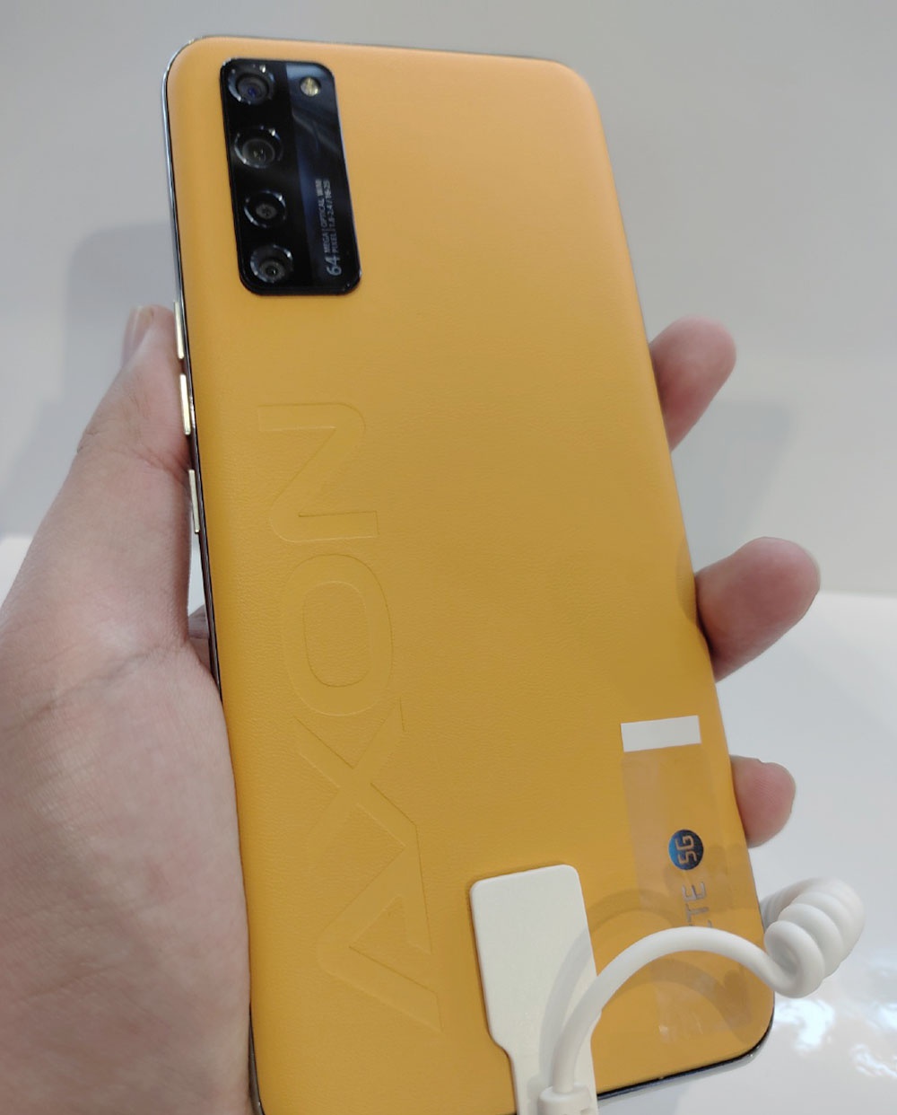 屏下摄像中兴a20也有超大杯,裹上素皮配置更强__财经头条