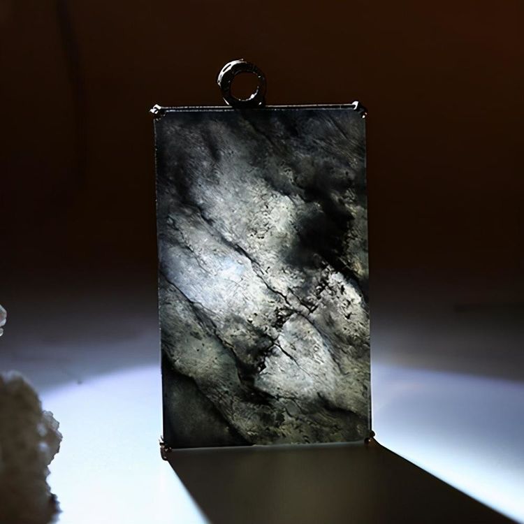 应该有不少玉友还不知道黑冰翡翠吧黑冰翡翠值钱吗