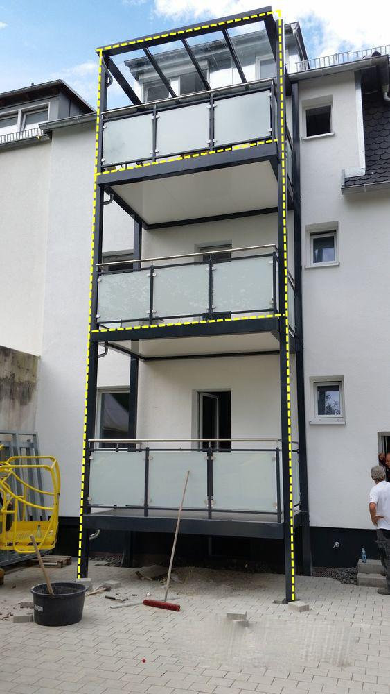 没阳台外墙直接用钢架搭建,几层楼就搭几层阳台,在国内这是违建