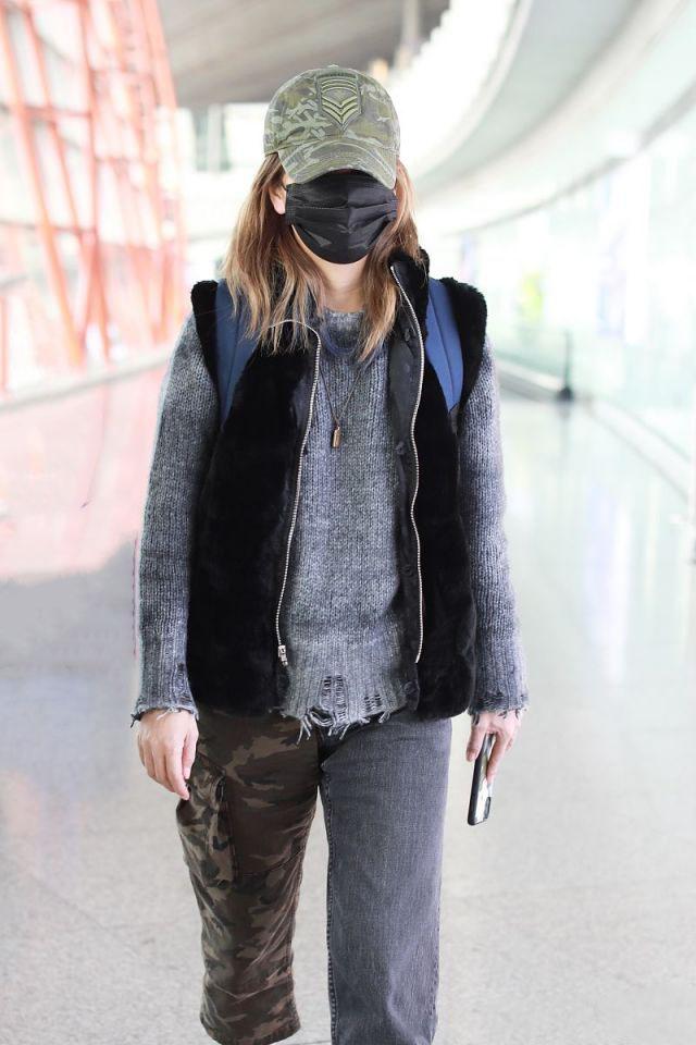 赵薇潮起来挡也挡不住!穿件破毛衣走机场,衣服够"烂"才时尚