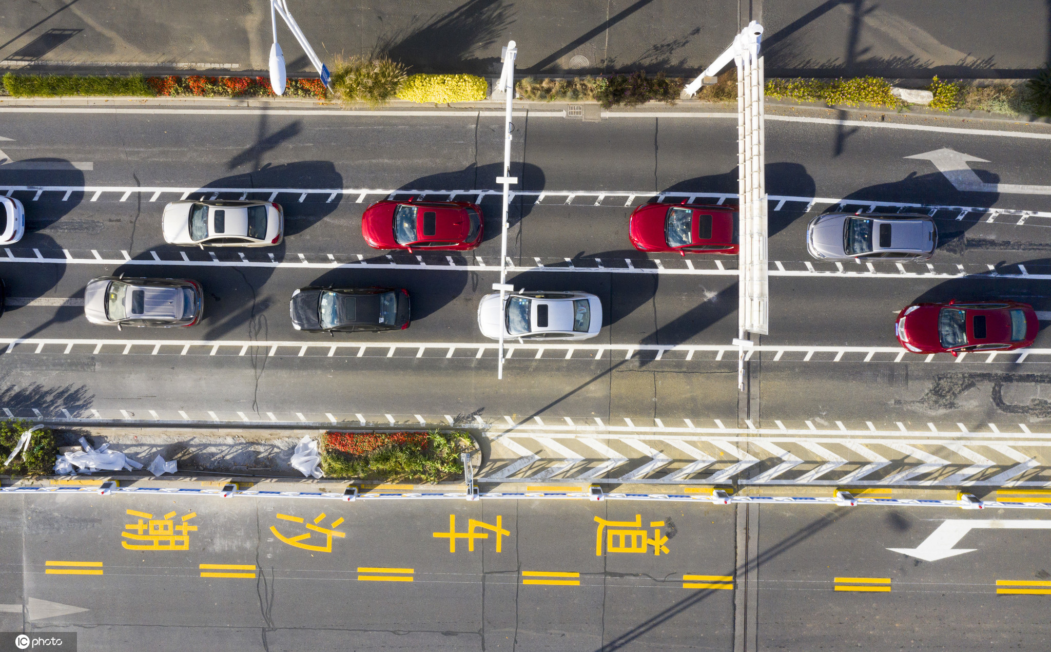 马路机器人首次亮相潮汐车道智慧切换