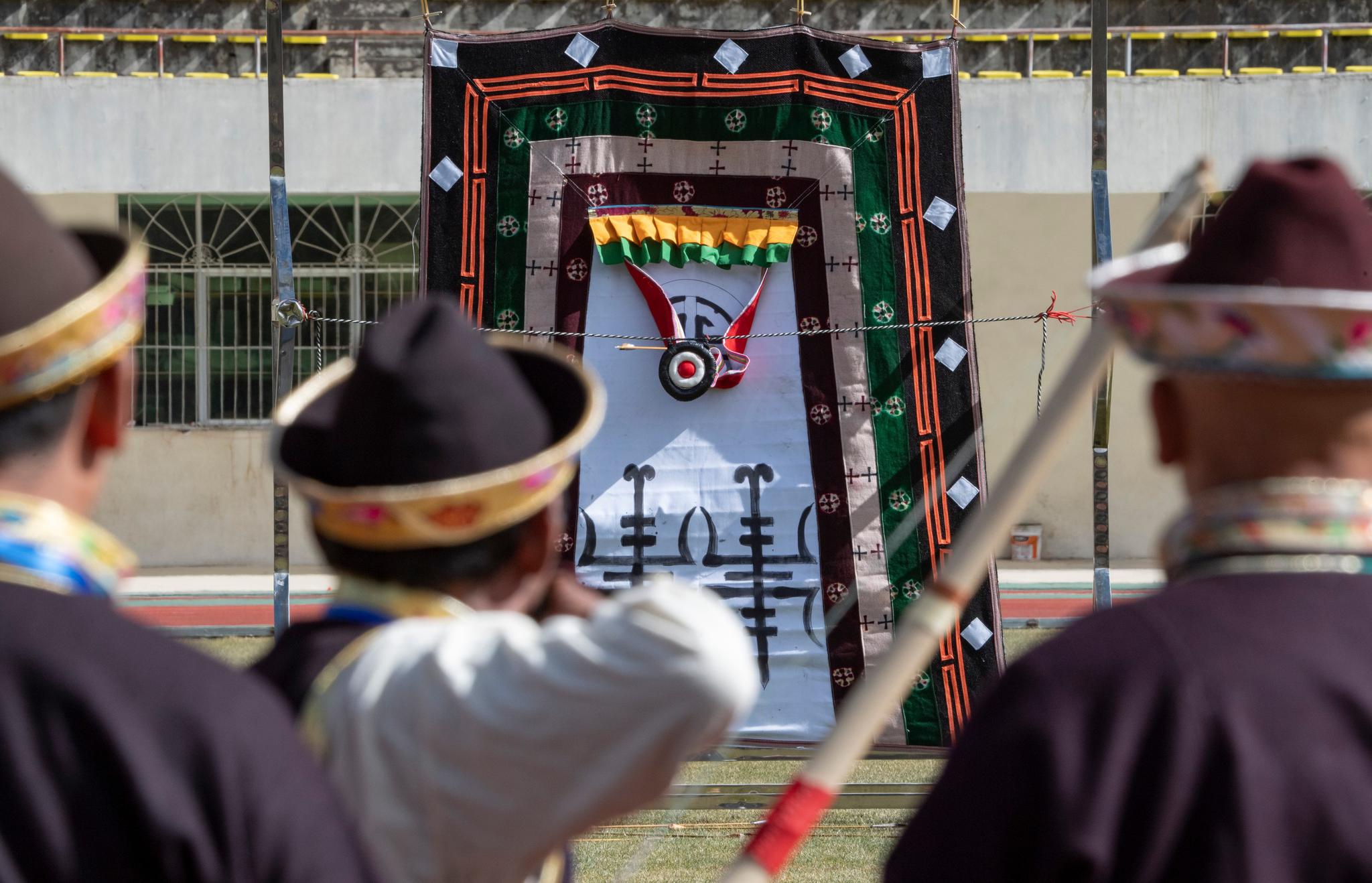 西藏林芝:射响箭 过新年