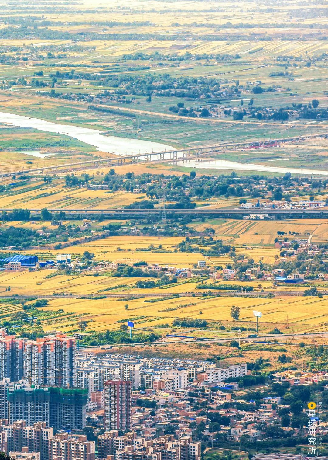 ▼(渭河平原,摄影师@魏炜)在内的众多沉积平原渭河平原,汾河平原中卫