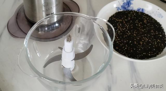 冷天要常吃黑芝麻教你新做法每天吃一勺精神饱满过冬季