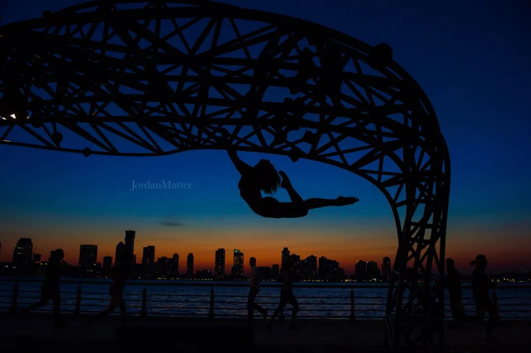 暮色中的裸舞者用身体演绎理想的美