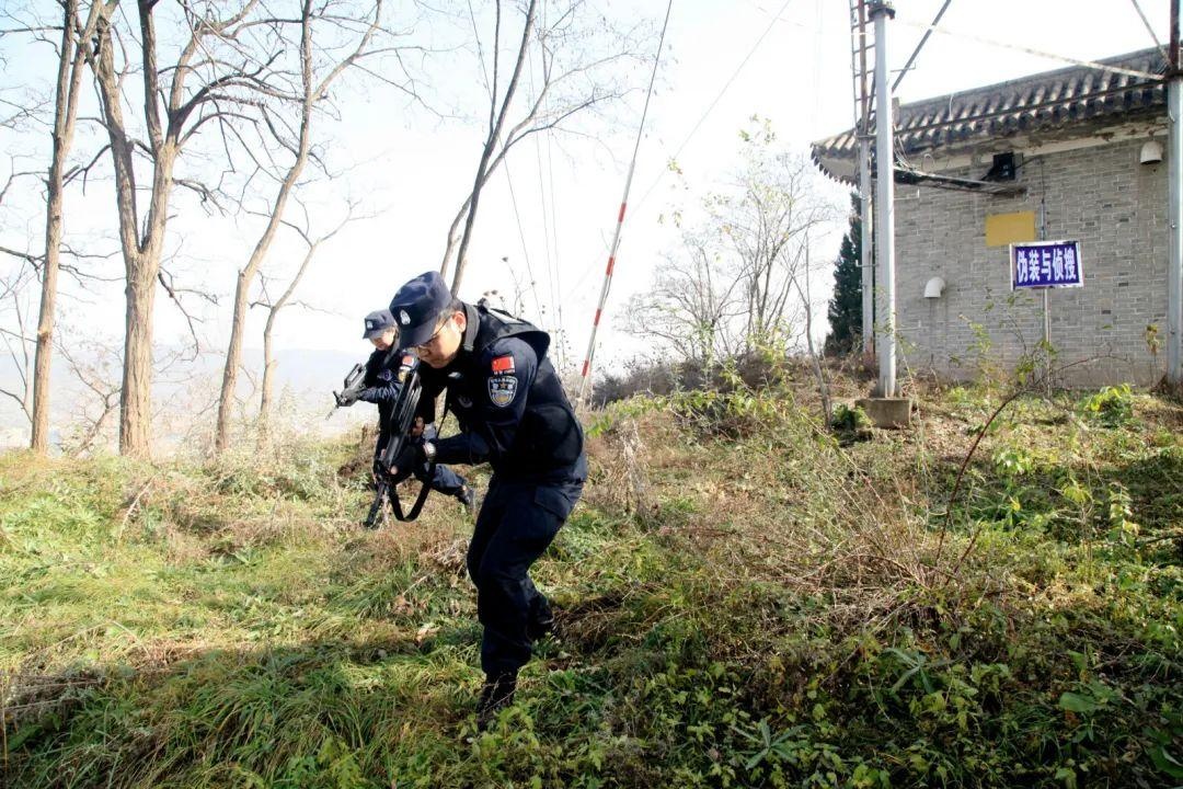 超燃!天水公安特警"红蓝对抗"实战演练震撼来袭