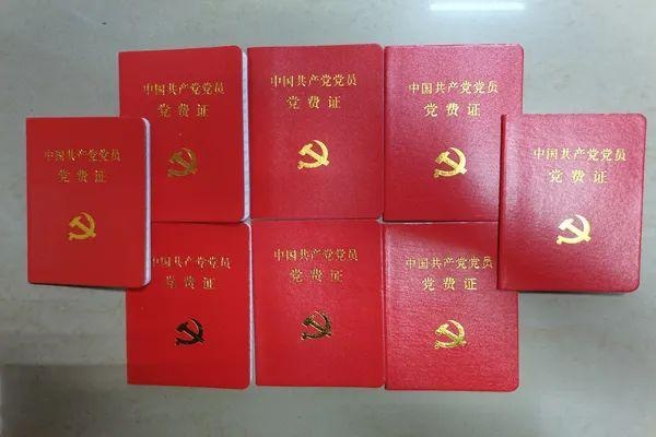 鹰潭市消防救援支队为全体党员发放党员证