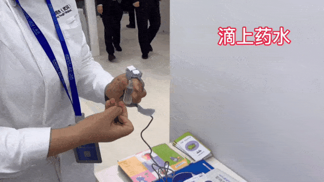 "把药水滴在传感器上,注射用水和药物同时对照,具有开机自检功能,遇到