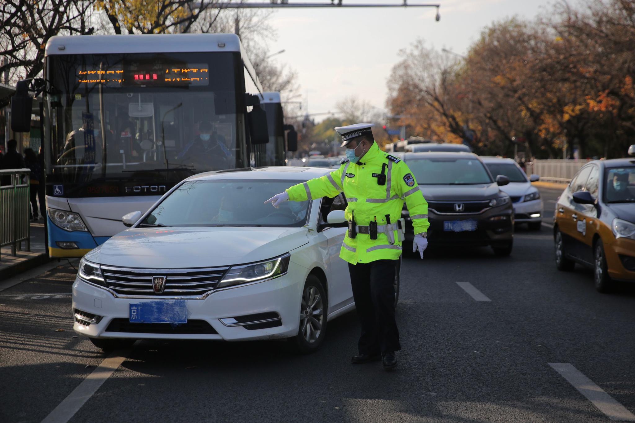 交警故宫北门前查违停 半小时内13辆车被罚,网约车居多