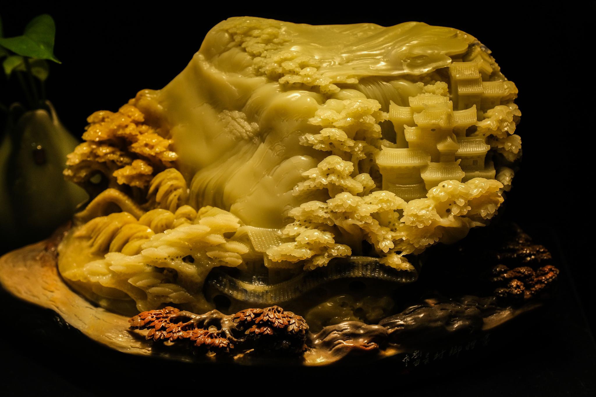 作品充分利用青田石原石不同的色彩,分别雕刻成嫩芽和土壤.