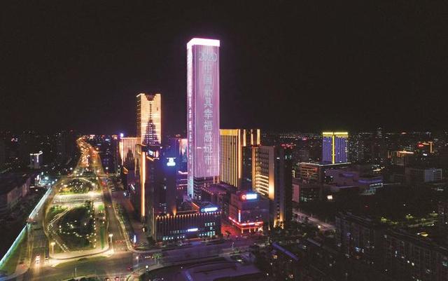 泰州金融广场兴业大厦打出巨幅标语. 小雨 爱莉 黄薇薇 张庆龙摄