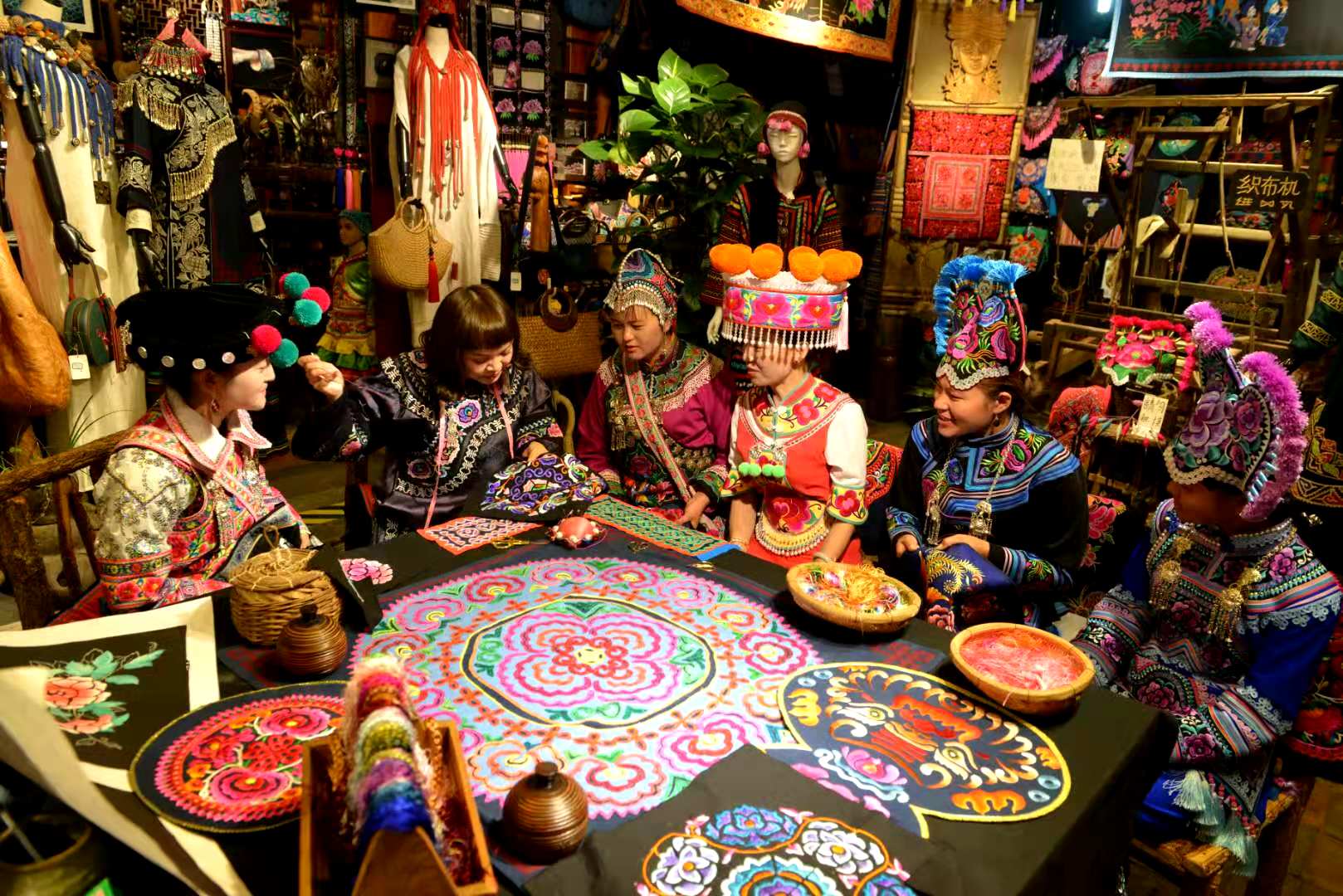 彝家公社经营古老彝族传统文化内涵的物品,始终坚持手工,带动很多人