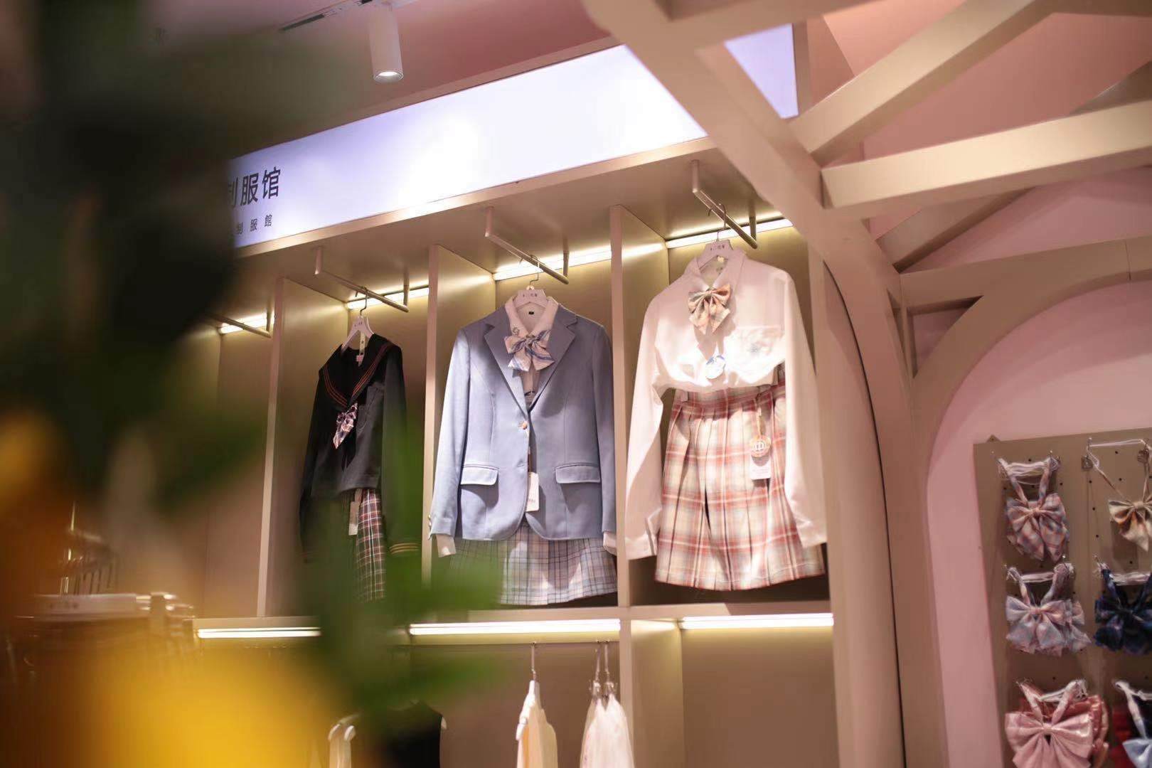 36氪首发 | 汉服,洛丽塔,jk制服正出圈,次元少女馆「十二光年」获500