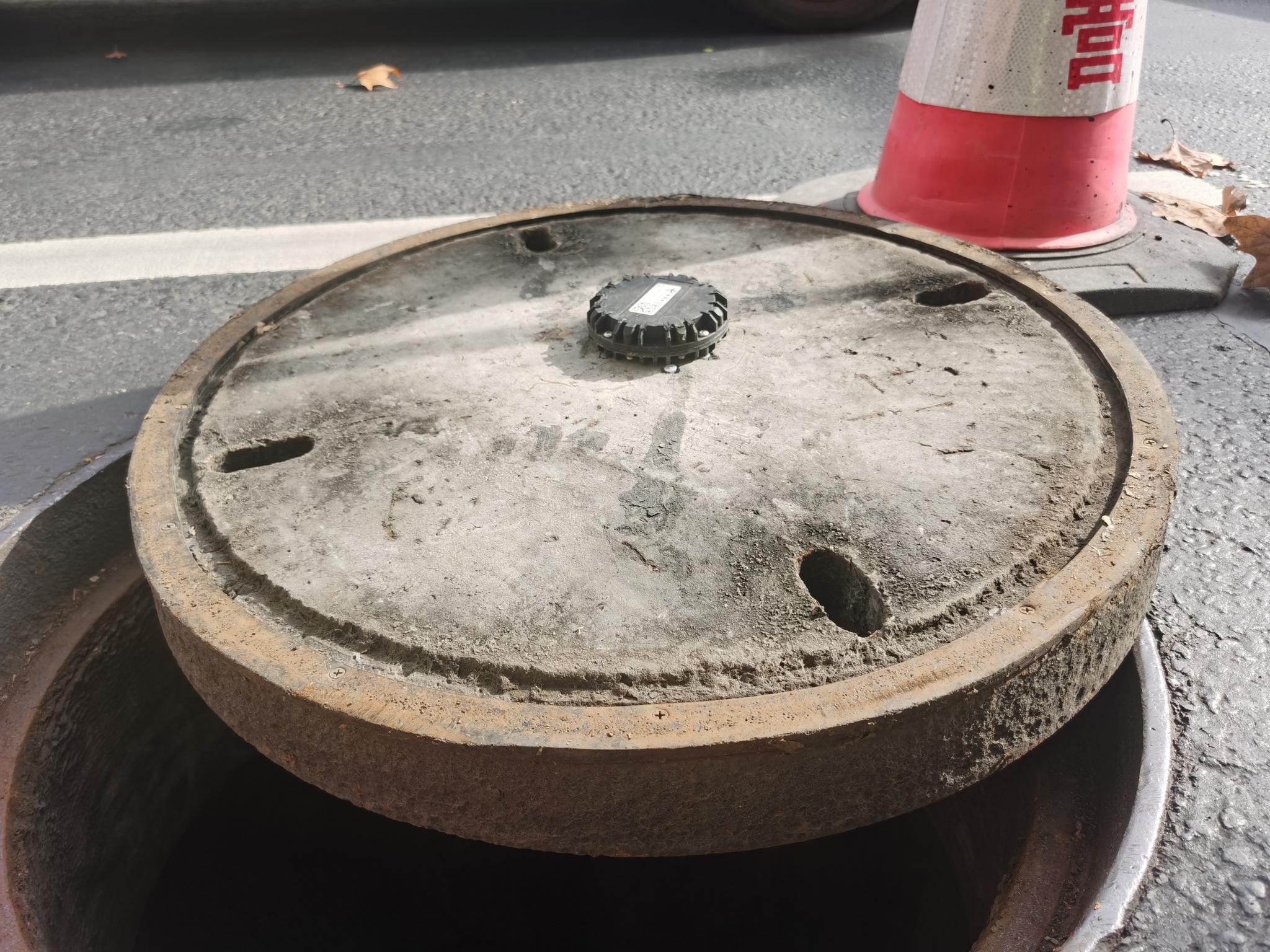 防窨井盖"吃人"?有人在井盖下装了一个圆形"小盒子"
