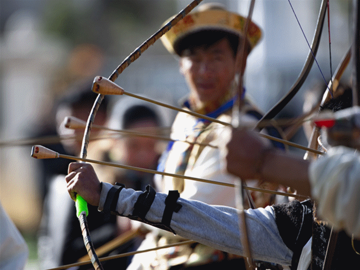 西藏林芝:射响箭 过新年