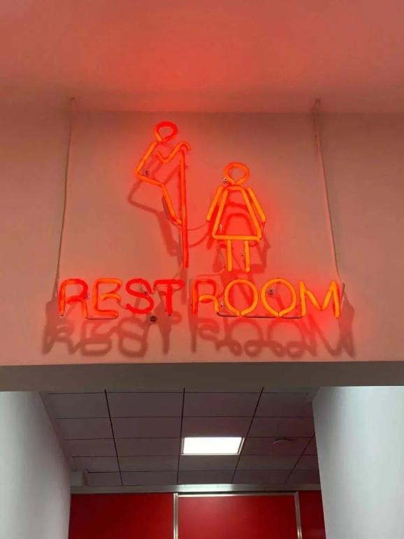 上海一餐馆将卫生间标志设计成男性偷看女性 被曝光后已拆除