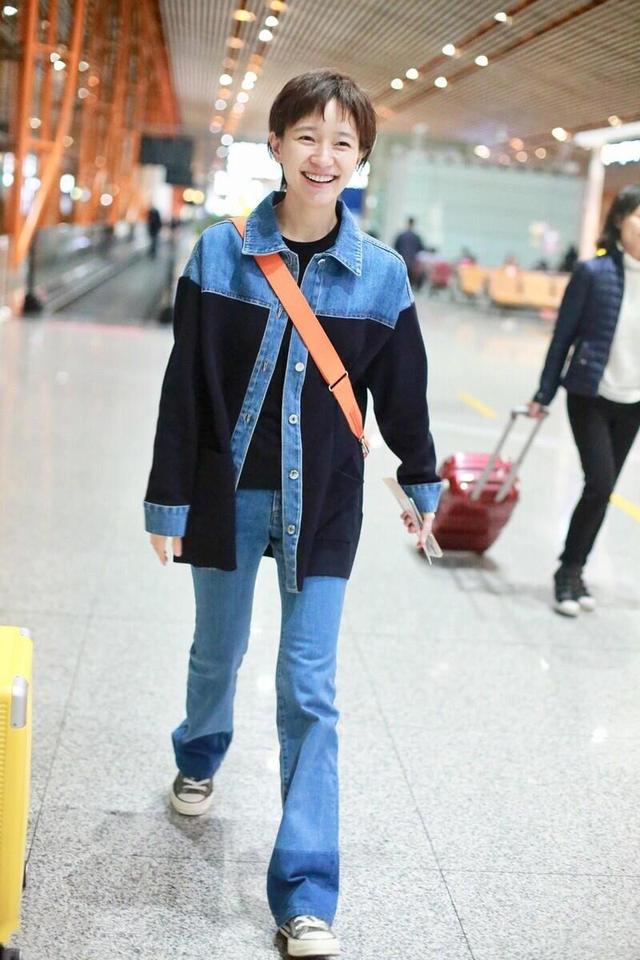 独特气质的焦俊艳穿牛仔套装走机场素颜依然高级又时髦