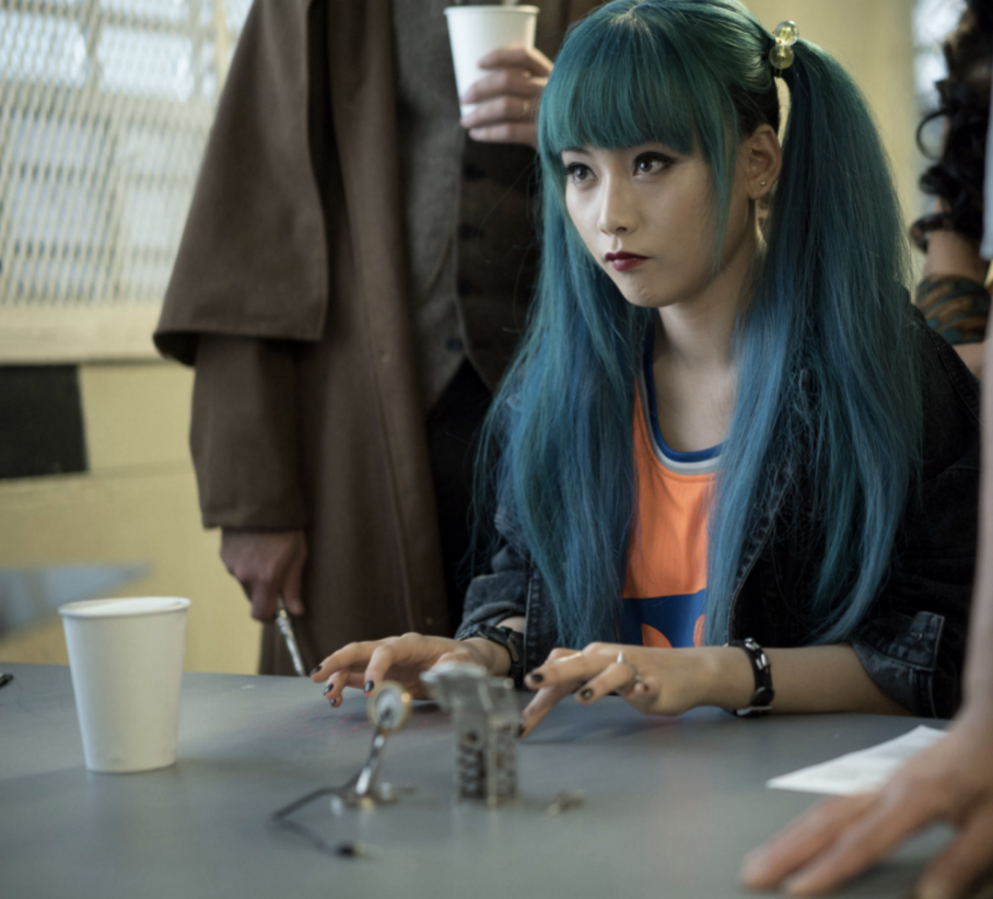 图注:《唐人街探案2》中,香港黑客侦探kiko在关押室内使用便携红外