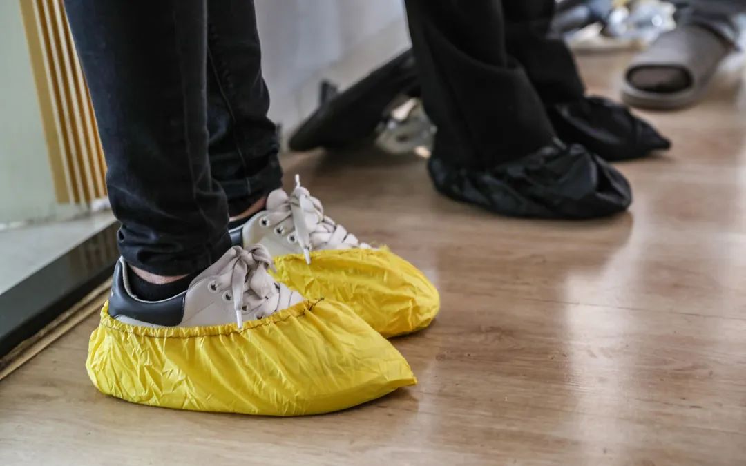 普查员换上鞋套,进入居民家中.新京报记者 王远征 摄