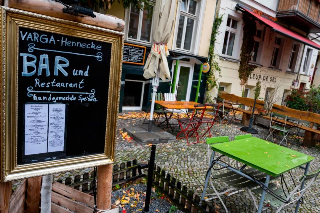 △当地时间10月29日，德国柏林，空荡荡的餐厅。