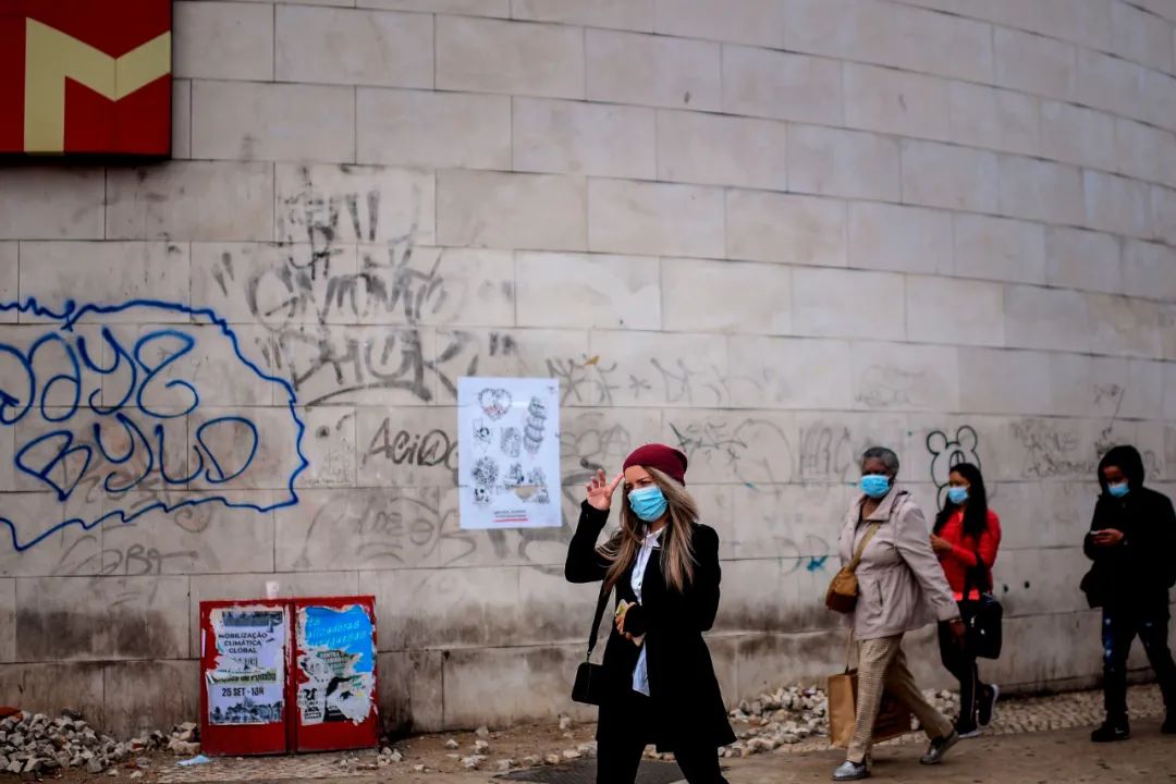 △当地时间10月28日，葡萄牙里斯本，民众戴口罩出行。