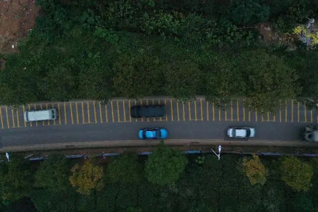 潇湘晨报|长沙有条“车震路”：300米内298条减速带，“结石都能震掉”