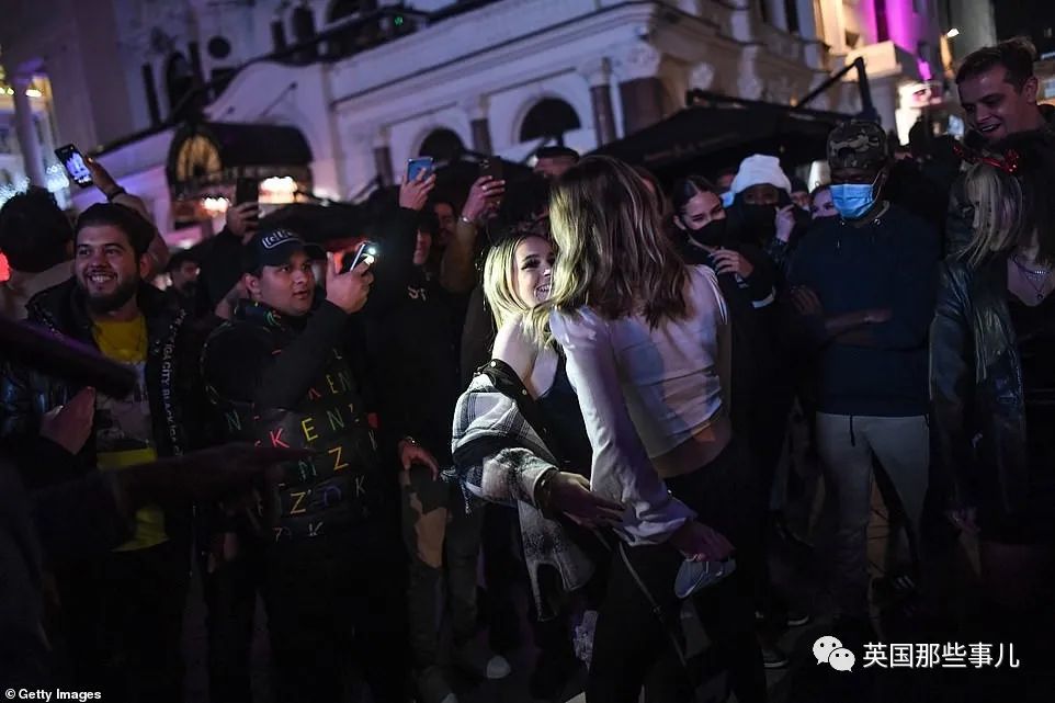 有人扮成《爱丽丝梦游仙境》中的疯帽子,在伦敦,有人给自己的脸上涂满