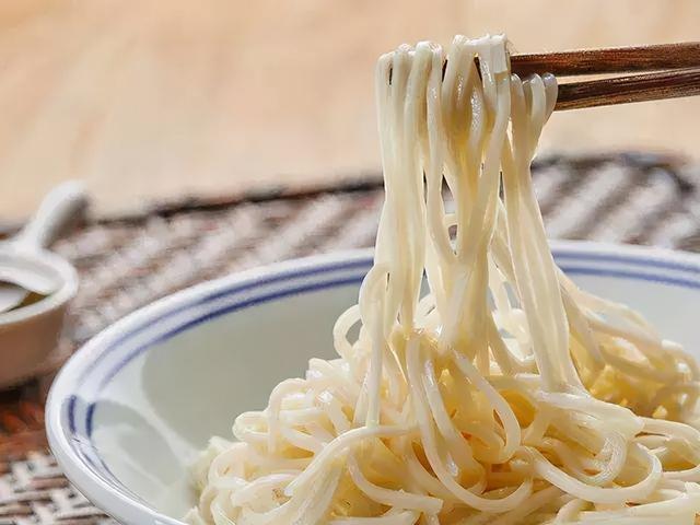 一碗捞面,每顿都占领了天津人一半的餐桌|捞面|天津人|麻酱_新浪新闻